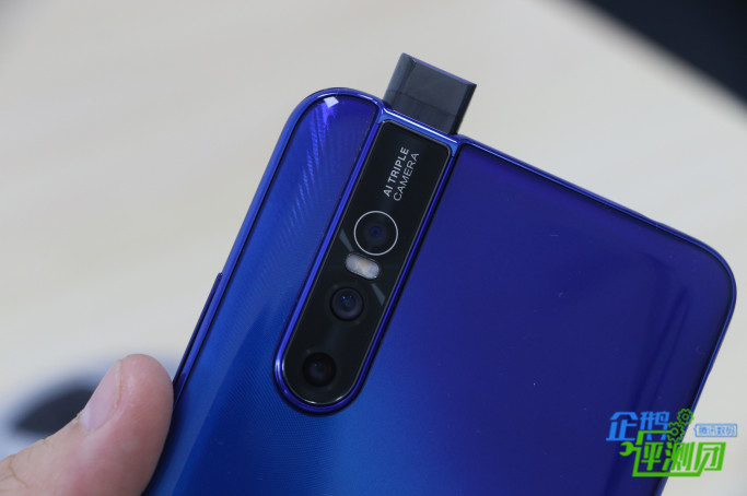 vivo s1 pro在升降式摄像头的加持下,屏占比自然是没有问题的.