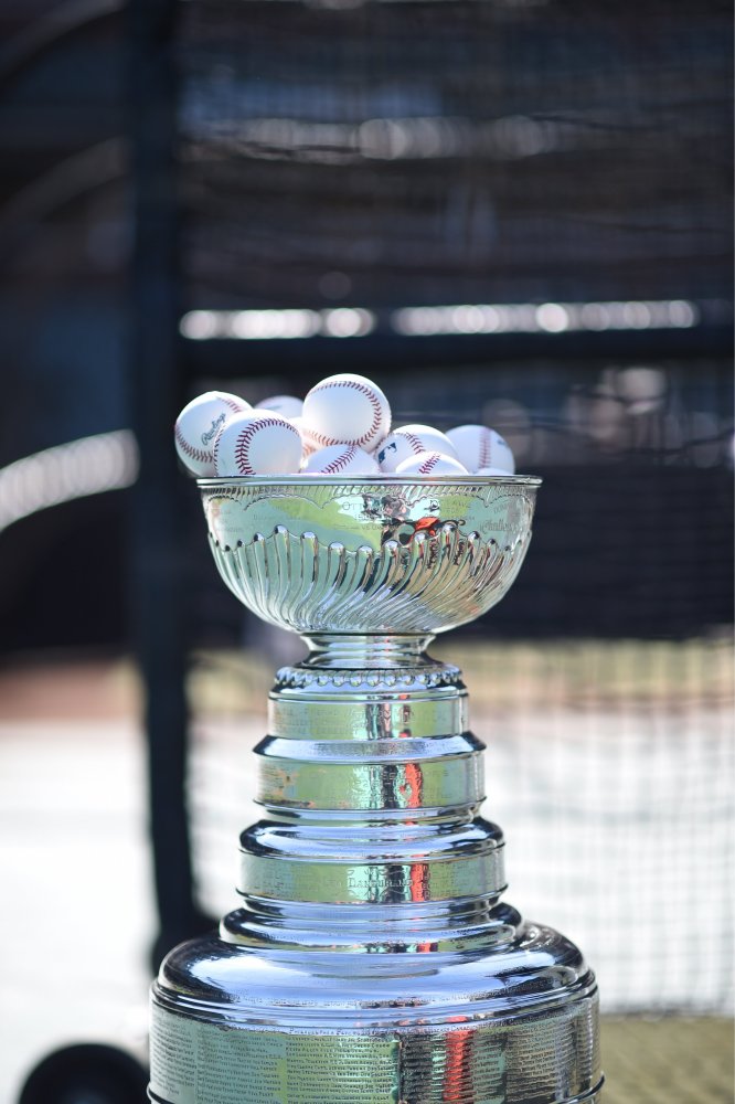 斯坦利杯来到mlb赛场 身份"低微"竟被当成喂球架