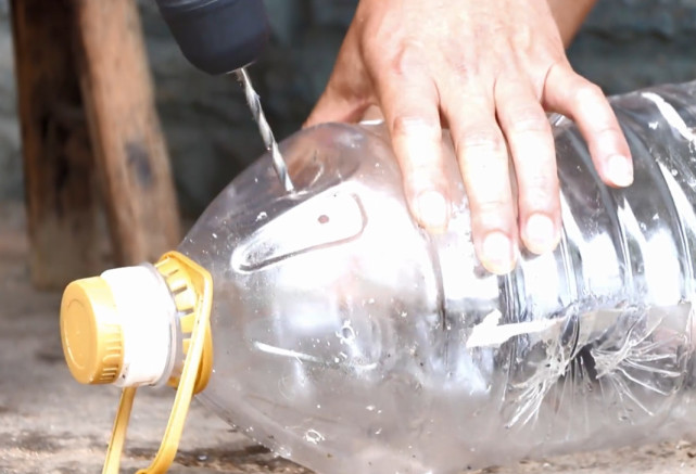 小伙自制地笼捕鱼,往小河放了一个晚上,第二天拉出来一看懵了