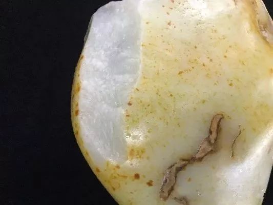 二是让这块原石有着类似于赌石的开窗,但这个窗是没多大用处的,人为