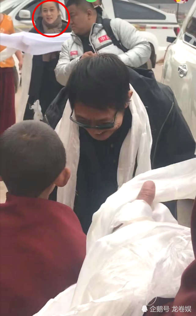 5月13号,有网友目击李连杰利智夫妇一同来到青海囊谦巴麦寺拜访.