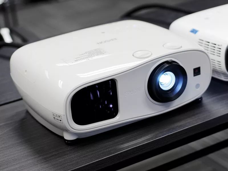 爱 普生的3lcd全高清入门机型ch-tw6300