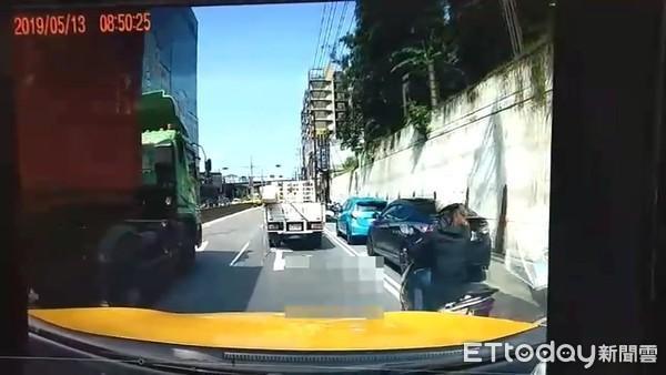 24岁女骑士爆头真相曝 货绳地上拖她钻车缝压过打滑惨死轮下