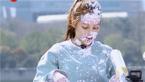 有一种"睫毛精"叫迪丽热巴,奶油糊在脸上,意外成"画中仙"!