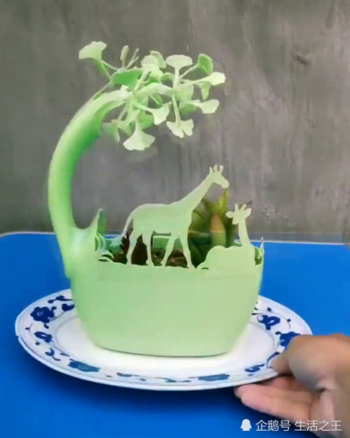 幼儿园作业做花盆，妈妈用洗衣液瓶子做一个，网友:这是专业的!