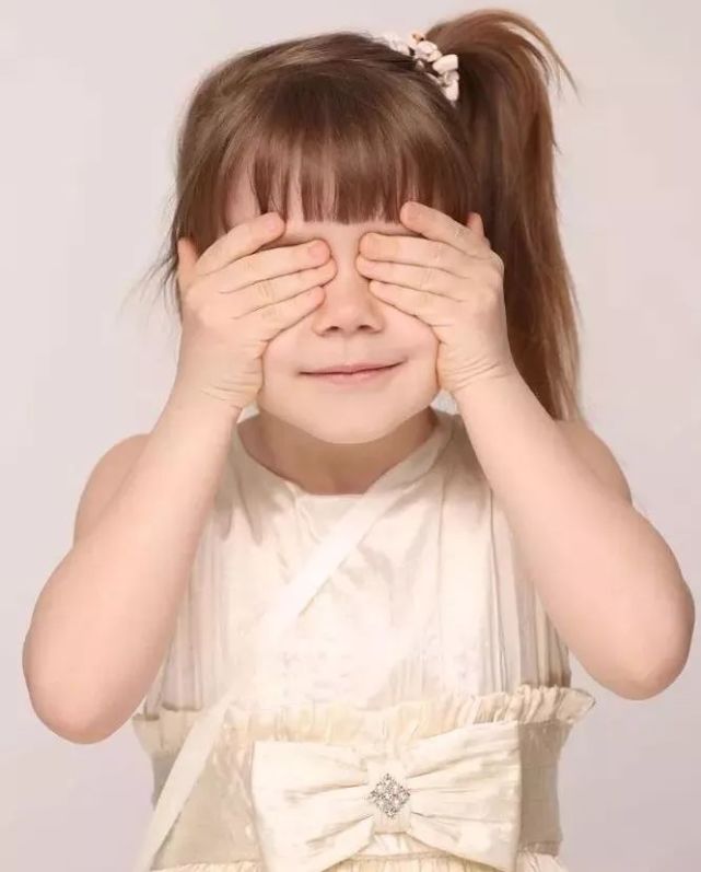 12岁女孩突然失明,视网膜脱离,眼睛里长了虫!起因是接触了