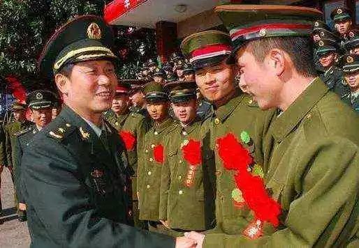 从小立志报国从军,1976年报名参军,成为一名保家卫国的光荣战士,年仅