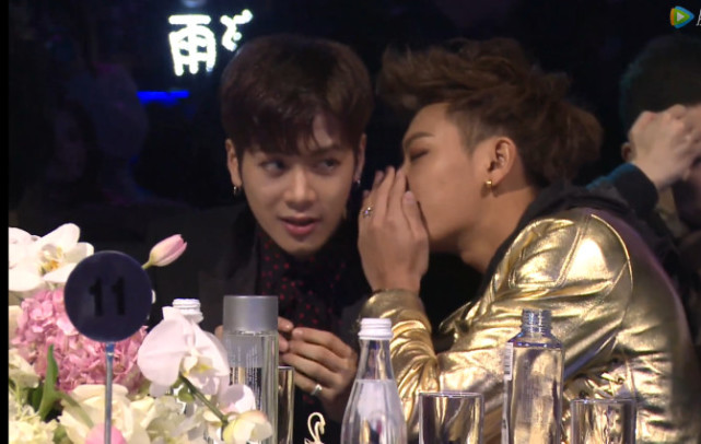 王嘉尔黄子韬同框画风好特别