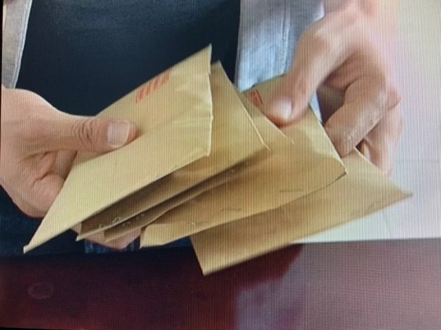 沈阳街头垃圾桶里惊现6万多现金！男子捡到后…