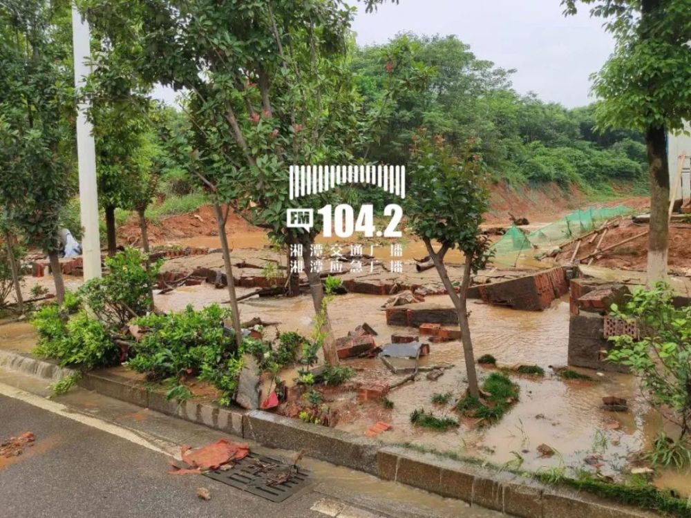 湘潭九华江南大道伏林路口突涨大水现场货车被困