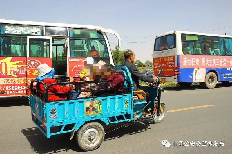 張掖曝光1批電動三輪車違法載人行為