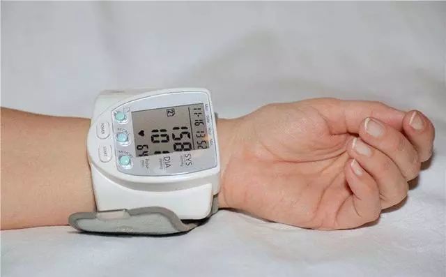 每天这样点按手指,血压平稳飚不起来