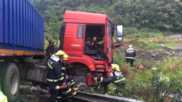 雨天還高速行駛冒失司機駕駛集裝箱貨車不慎翻車致受傷