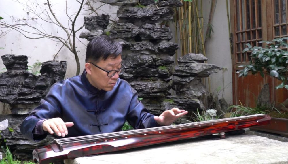 徐君跃,生于古琴世家,祖父徐元白和父亲徐匡华为著名浙派琴家.