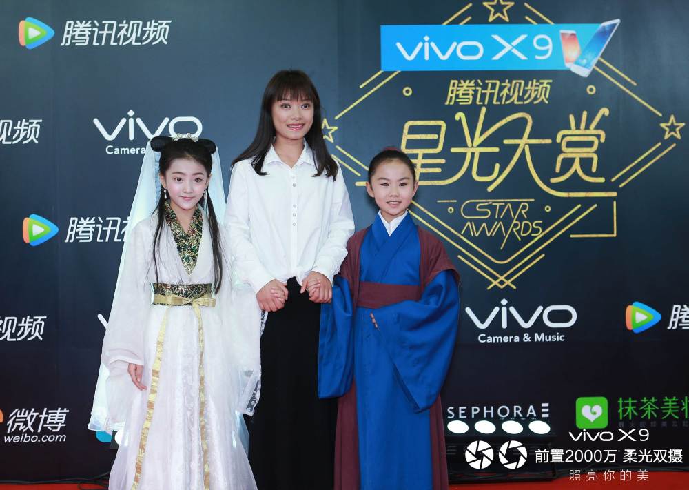 星光大赏明星齐聚 李易峰赵丽颖发糖