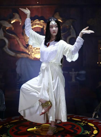 夏云仙虽然寡言少语,但外冷内热;虽和女二一路互帮互助但始终没有沉迷
