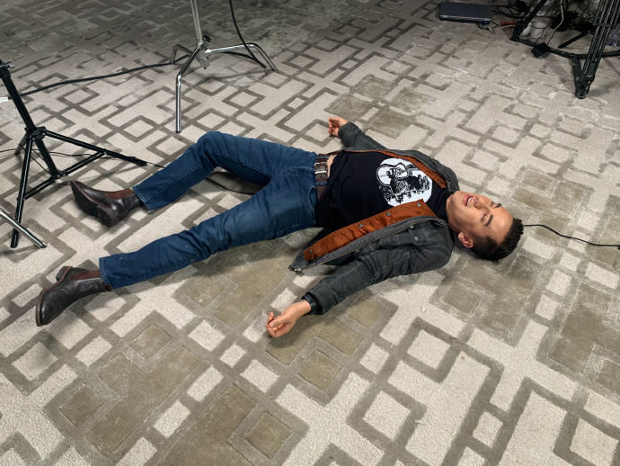 章子怡为宣传电影累到瘫坐地上,手上硕大的祖母绿戒指成功抢镜