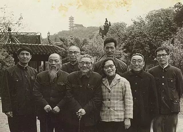 钱镜塘|一生捐赠文物3900余件，16辆卡车7天7夜运完，六莹堂主何许人也？