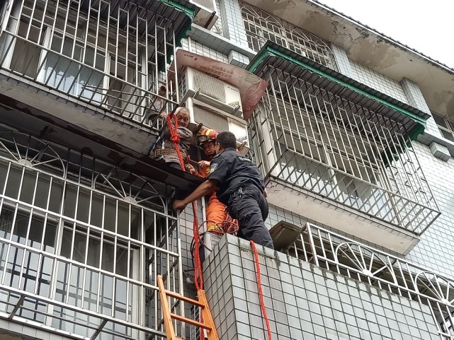 德陽8旬大爺徒手爬三樓被困雨棚 只因忘帶鑰匙