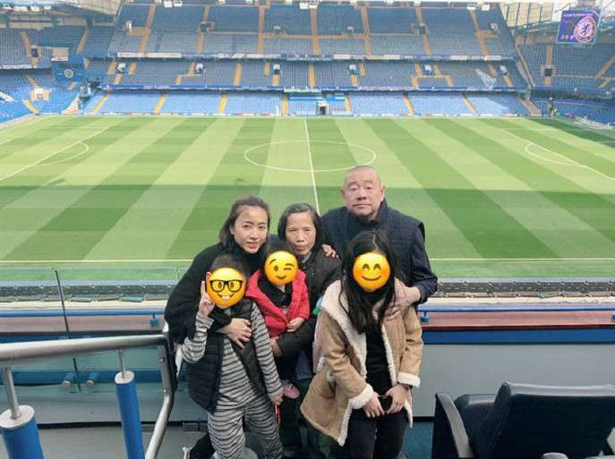 甘比罕见晒全家福,刘銮雄一身西装面容欠佳,女