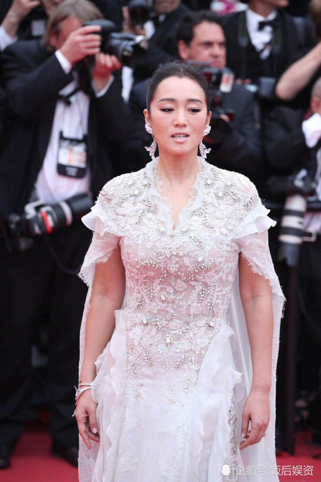 戛纳电影节巩俐亮相红毯,随性涂裸色口红,却衬的面色土黄_腾讯新闻