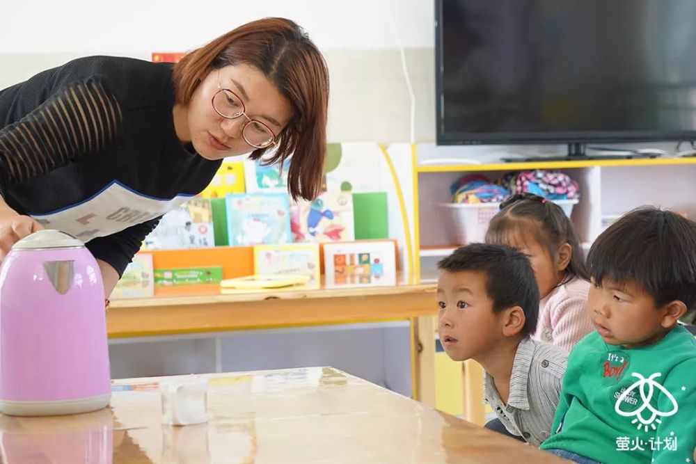 沙龙镇幼儿园，姬艳云老师用实物给中班的孩子们讲解水、水蒸汽与冰的转化，孩子们好奇地睁大了眼睛