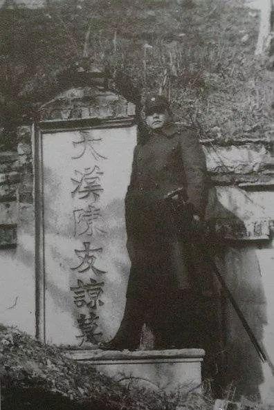 当时,他的身份是老家的小学老师!