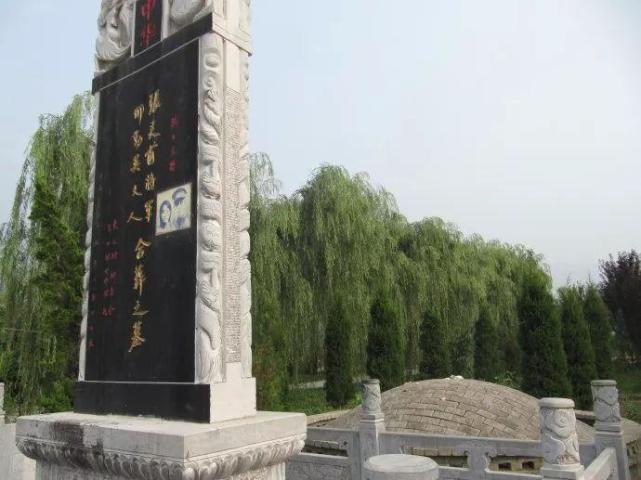 当时,他的身份是老家的小学老师!