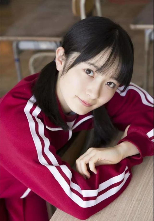 又一个抖音女神,简单校服凸显青春感,双马尾活泼又俏皮