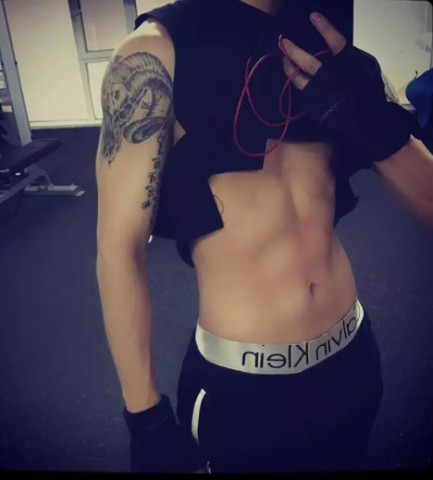 周震南八块腹肌,王晨艺六块腹肌,看到陆