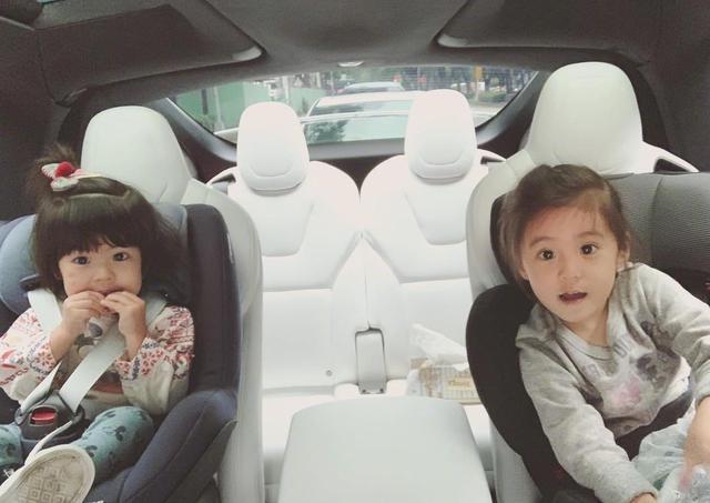 咘咘波妞坐在安全椅上同步卖萌古灵精怪,修杰楷直夸姐妹俩很乖