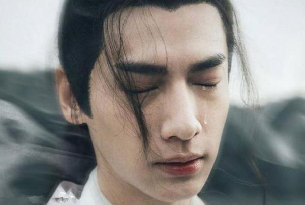 古装剧中男星的哭戏,罗云熙帅气,邓伦逼真,而他一滴泪造就经典