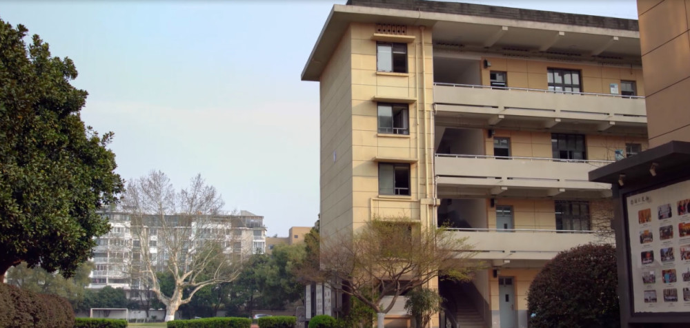 吴山校区下沙校区实际上在杭四中120周年庆典现场,能看到很多家庭几代