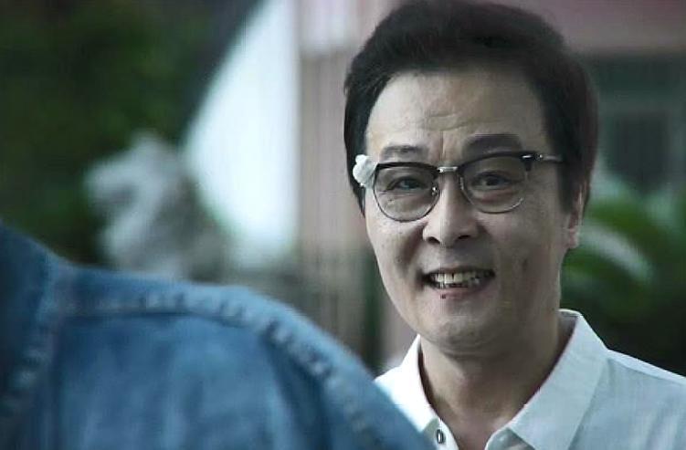 林老师决定要去蔡平家看看,这孩子最近学习成绩下降了,去他家咨询下