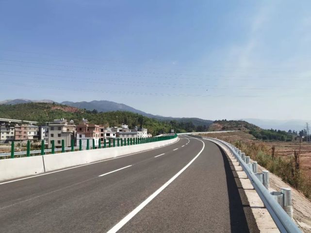 滇中一小时经济圈核心位置,呈澄高速,昆明绕城高速,澄川高速,澄华高速