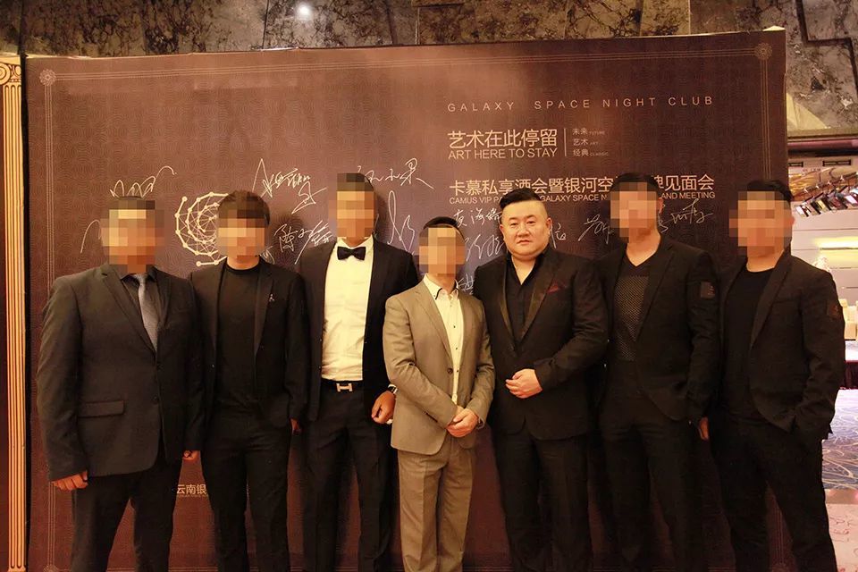 2017年初,孙小果(右三)出席银河酒吧的宣传活动,并在背景广告板上签名
