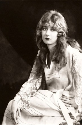 对中国情有独钟的喜剧大师卓别林,几段姻婚因