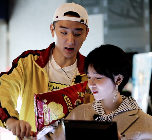 于小彤和陈小纭约会看电影睡着引热议辩解称晚上胃疼没有睡好