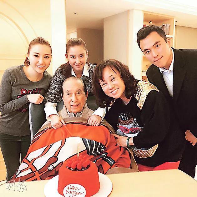 何猷君求婚,土味儿十足,炸出了何家落后几百年的"家谱?