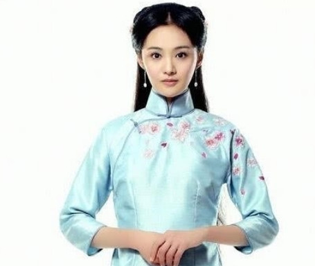 郑爽说自己"太瘦"不适合穿旗袍,被强制穿上后,网友:太惊艳了