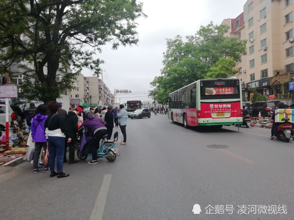 锦州一辆行驶中的公交车被私家车别停 车主打开车门斥责司机