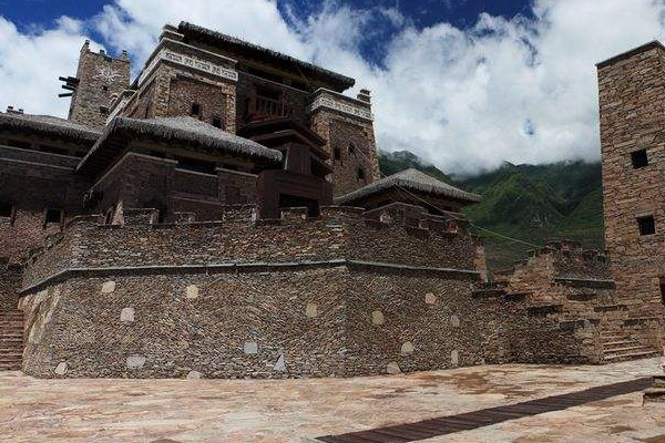 营盘山遗址发掘现场已经回填,发掘成果则转移到茂县羌族博物馆展出