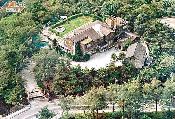 面积接近一万平方尺,约929平方米曾有风水师分析,渣甸山的这座豪宅
