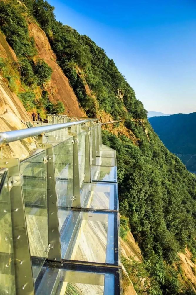 到赤溪村後過景觀索橋—沿著登山步道往上,即可到達.