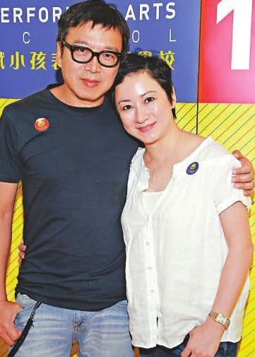 谢宁为他生下了两个女儿,大家都以为他们会一直幸福下去,但没想到这段