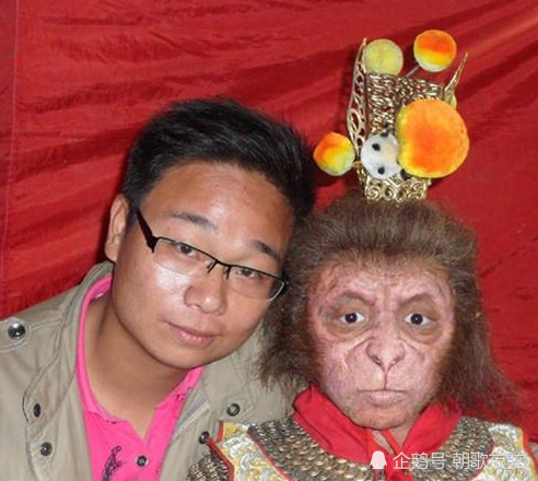 5岁父亲去世母亲改嫁,长相丑被嫌弃,今被周星驰看中,高攀不起