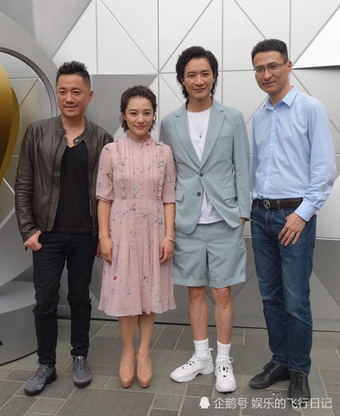 刘璇与老公亮相,穿15厘米驴蹄鞋还显矮,王弢留长发两人像姐妹