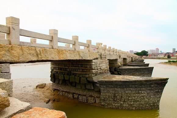 它與北京盧溝橋,河北趙州橋,廣東廣濟橋並稱為中國古代四大名橋,它就