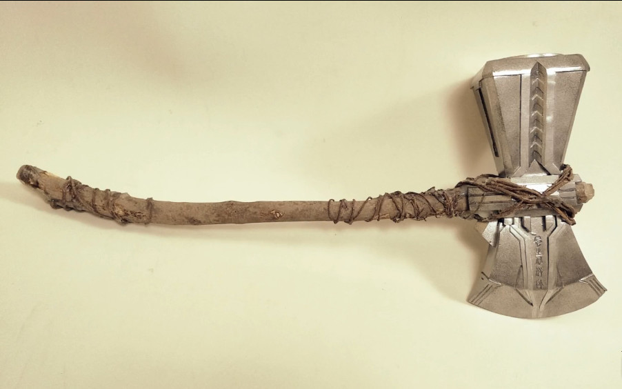 小哥自制雷神风暴战斧,看到成品后,网友:小的你拿大的给我!