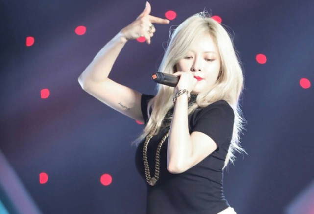 泫雅舞台绽放"光彩","蝴蝶结"瞬间散开,一动作令粉丝沸腾!